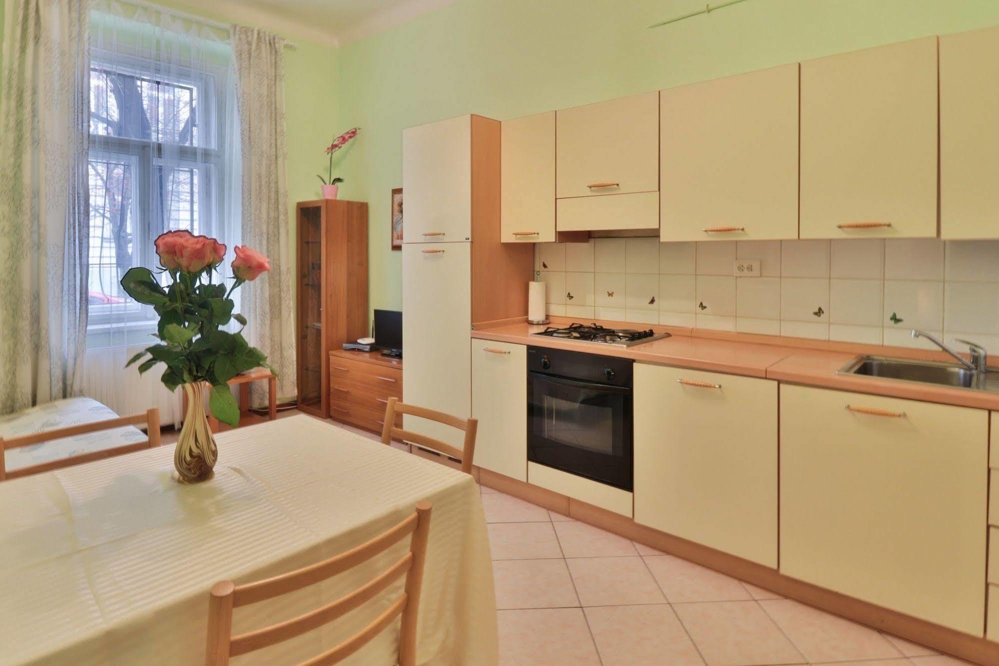 Apartment Na Kozacce 6 Praha Bagian luar foto